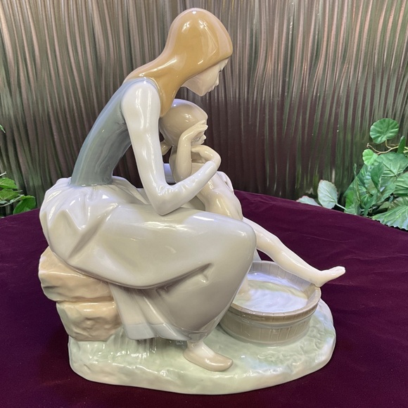 Lladro Bathing The Girl #4890 Figurine - Picture 3 of 7